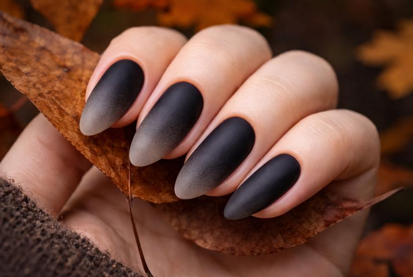 Черный маникюр с переходом