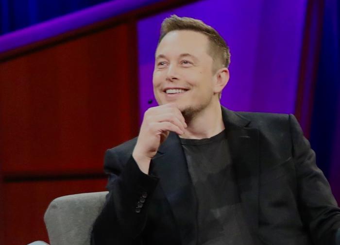 Компания Tesla совместно с McDonalds выпустили металлическую ложку