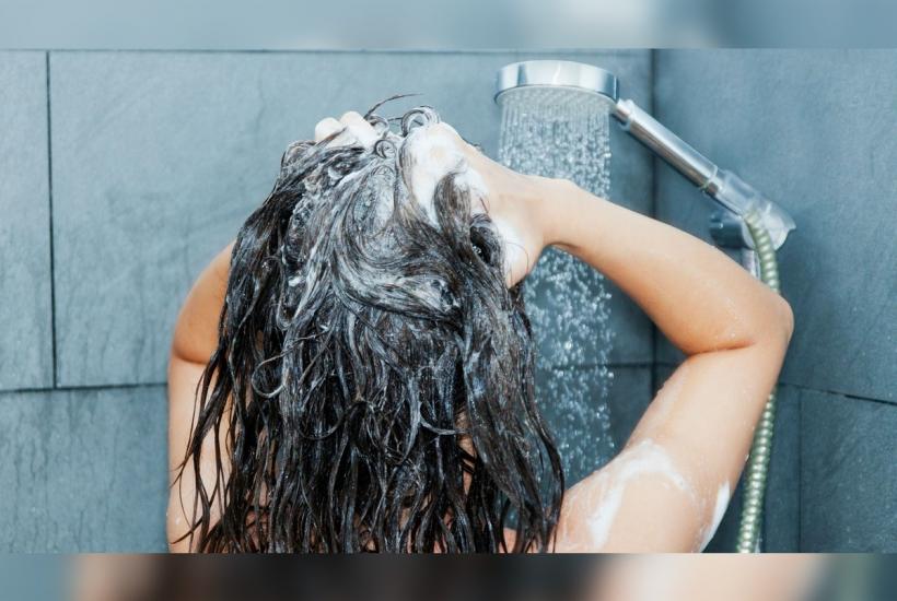 Девушка моет голову