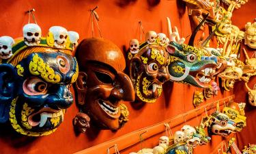 Эти маски будто смотрят в душу — и знают, что вы скрываете: что на самом деле покупают туристы на Бали