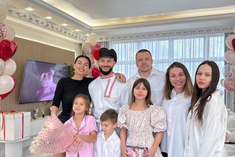 Блогер Оксана Самойлова и рэпер Джиган с детьми Блогер Оксана Самойлова и рэпер Джиган с детьми