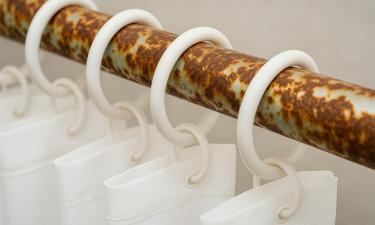 Минимализм и стекло формируют стиль ванных 2026 года