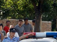 Китайские полицейские забили палками взбунтовавшихся уйгуров. 