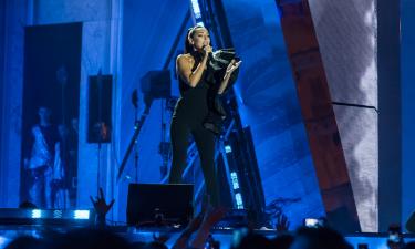 Алсу получает удовольствие от предновогодней суеты