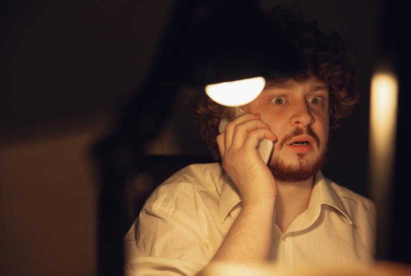 Испуганный человек с телефоном