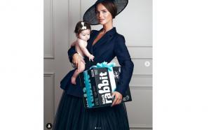 Подписчики укорили Алексу за странную фотосессию с малышом