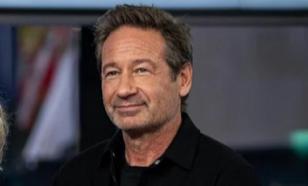 64-летний Дэвид Духовны из Секретных материалов вышел на прогулку с 30-летней девушкой