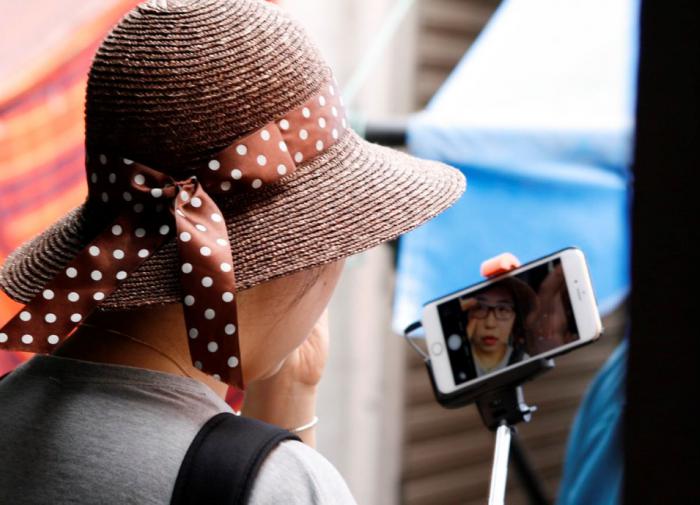 PLOS ONE: селфи, сделанные при помощи монопода, "стройнят" фигуру сильнее других