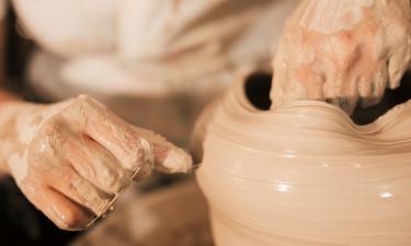 Россияне устали сидеть за мониторами: треть мечтает о работе, где пахнет деревом и глиной