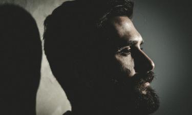 Дерматолог назвала главную опасность поцелуев с бородатыми мужчинами