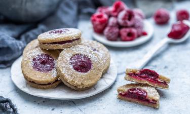 The Guardian: бискотти ди Челье готовят с миндалём и густым вишнёвым джемом