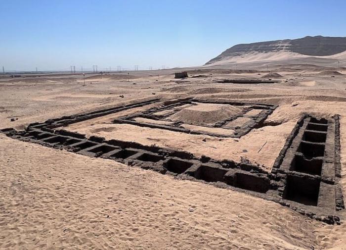 Археологи нашли сотни кувшинов с вином в гробнице египетской царицы