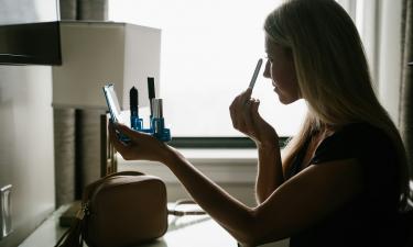 Светлый консилер и тушь визуально увеличивают глаза — визажист Браун