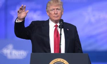 Отзыв послов Трампом связан с борьбой элит в США – политолог Бардин