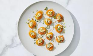 Закуска из кураги и сыра с голубой плесенью стилтон: праздничное блюдо из простых продуктов