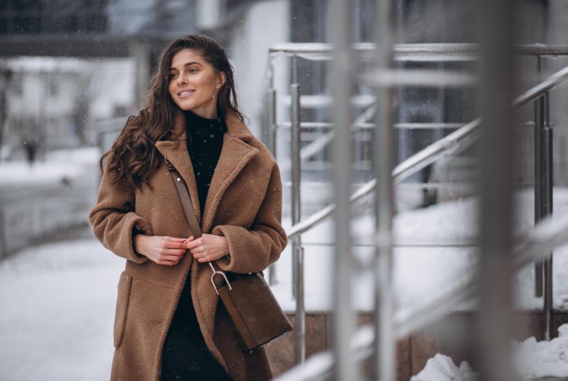 Девушка на улице зимой