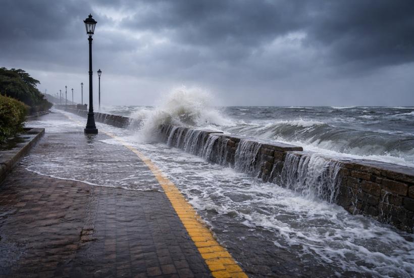Наводнение на набережной во время шторма