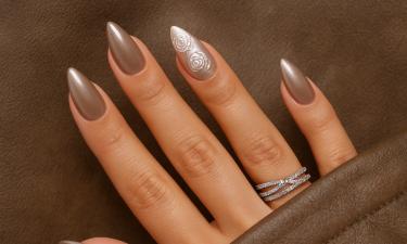 Металлический маникюр на Новый год 2025 вошёл в главные бьюти-тренды — Bazaar