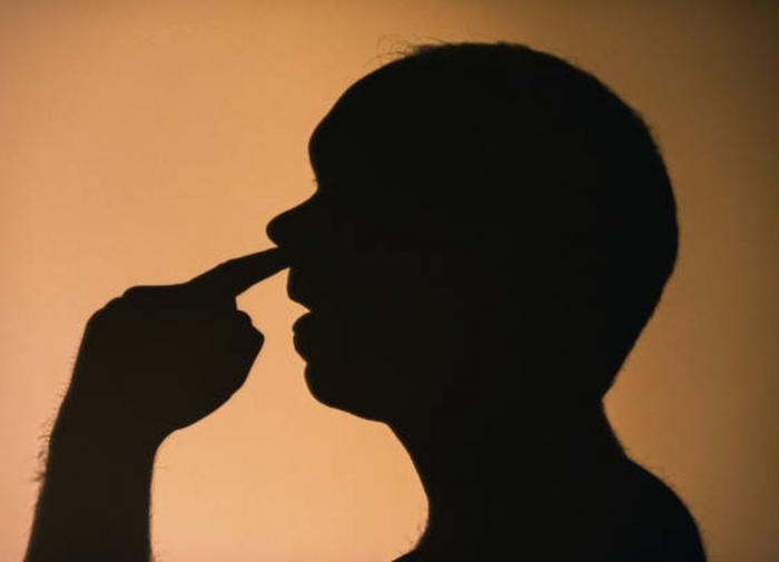 PLOS: ковыряние в носу повышает риск заражения COVID-19 у медработников