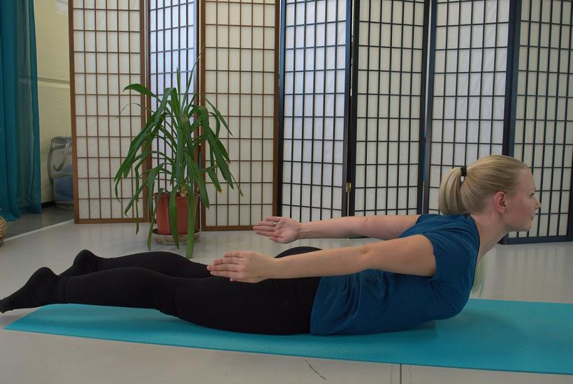 Девушка лежит в позе "Супермен"