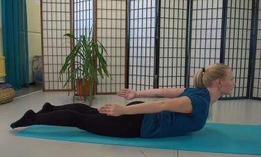 Кошка-корова повышает подвижность позвоночника