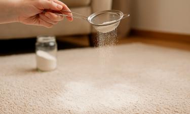 Смесь соды и эфирных масел устраняет запахи на мебели