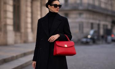 Красная сумка стала главным акцентом зимних образов