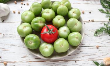 Острые и сочные: маринованные зелёные помидоры с чесноком, которые хочется готовить снова и снова