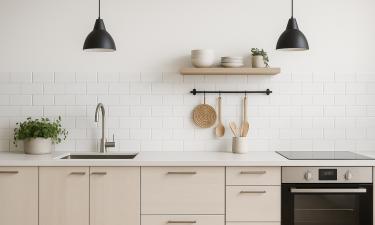 Вертикальные навесные шкафы увеличили объём хранения в узкой кухне – idealista