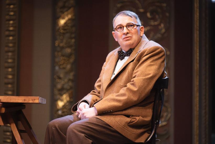 Сцена из спектакля Театра на Трубной Семейный шкаф и его обитатели