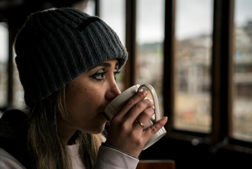 Женщина с горячим напитком