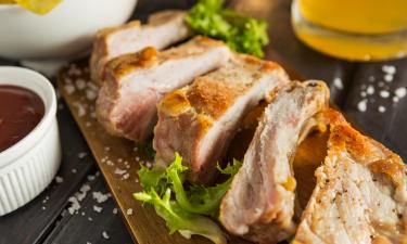 Шведскую рождественскую ветчину покрывают горчичной корочкой