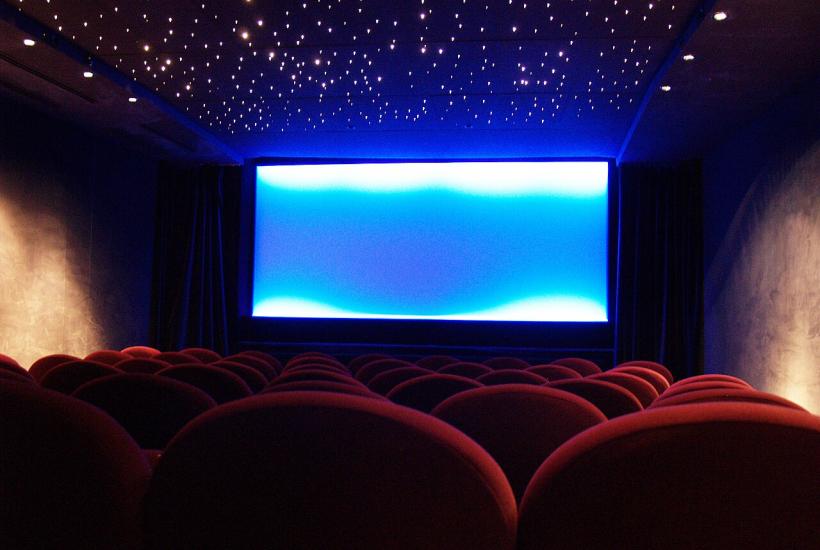 экран в кинотеатре