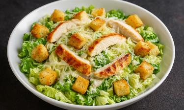 Новогодний салат "Цезарь" удивляет балансом вкусов