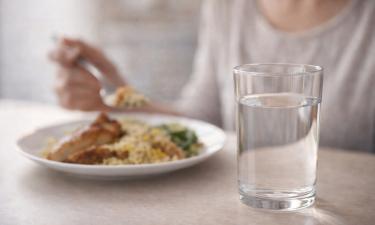 Воду объявили врагом пищеварения: организм реагирует не так, как пугают