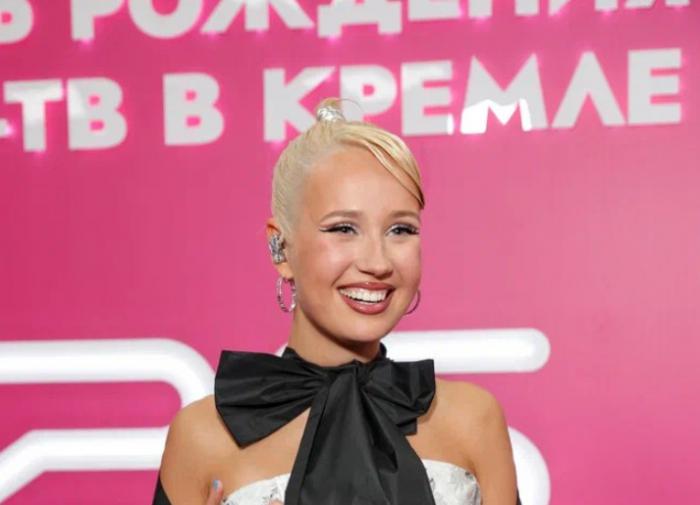 Клава Кока выложила фото в купальнике со своим возлюбленным