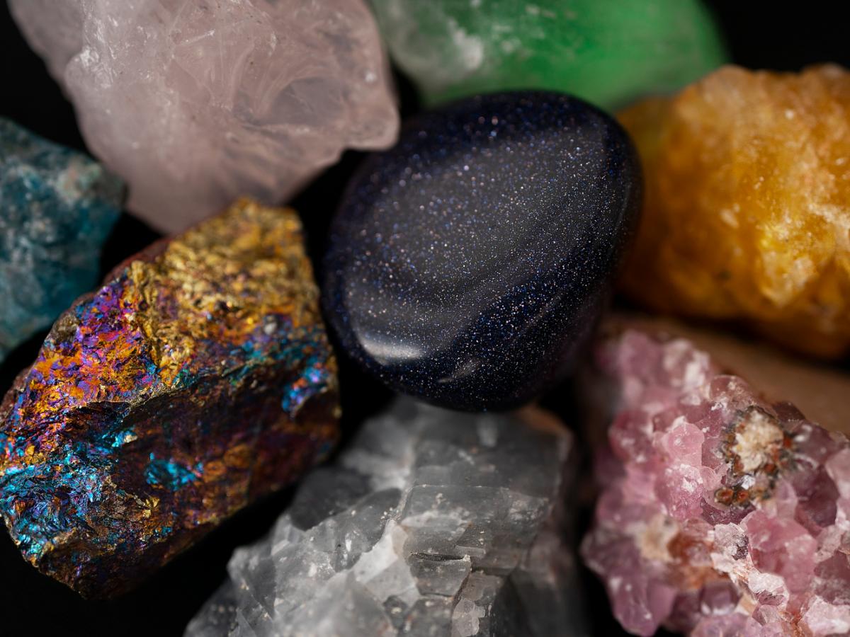 Геологи РАН выявили редкоземельные минералы в древних вулканитах Северного Урала