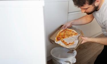 Запах в мусорном ведре устраняют содой и абсорбентами