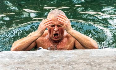 Крещенские купания повышают риск осложнений у сердечников — врач Мясников