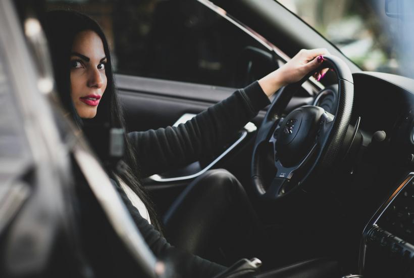 Женщина за рулем