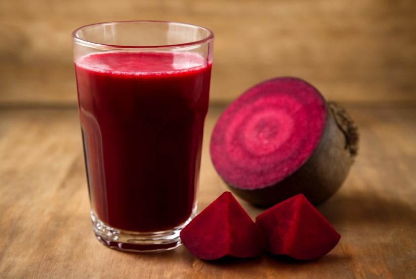 Стакан свежевыжатого свекольного сока