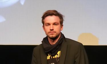 Саша Петров прервал спектакль ради особого поздравления жене