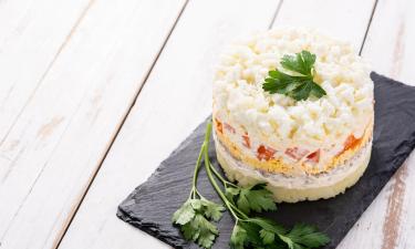 Лук для салата маринуют в лимонном соке 10 минут