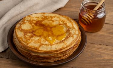 Шефы десятилетиями скрывали этот трюк: один стакан напитка превратит блины в ресторанный шедевр