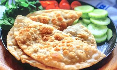 Хрустят, как в детстве: добавьте это в тесто для чебуреков — обалдеете от результата