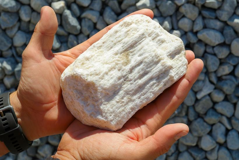 Литиевый минерал в руках человека