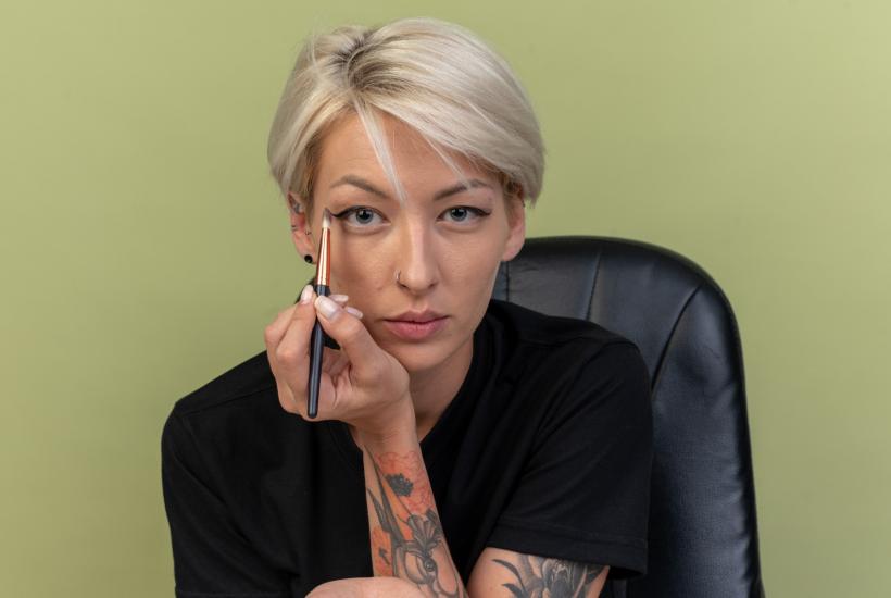 Девушка красится