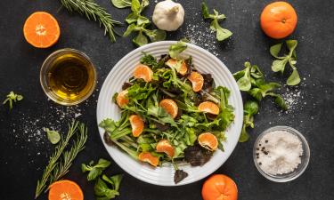 Салат с цитрусами и стейком готовят с фруктовой заправкой