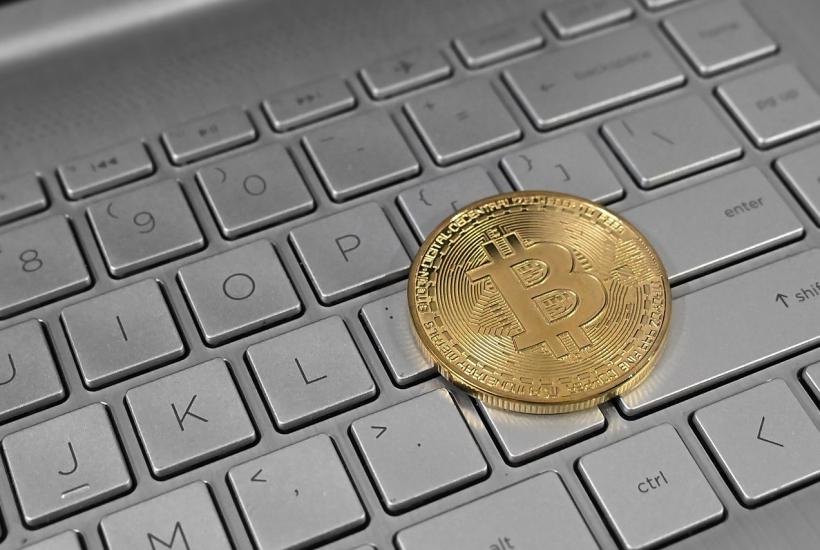 Биткоин на клавиатуре ноутбука Биткоин на клавиатуре ноутбука