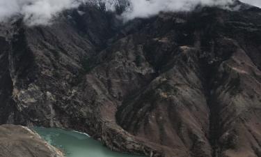 Зимой Гоцатлинское водохранилище покрывается прозрачным льдом — путешественники